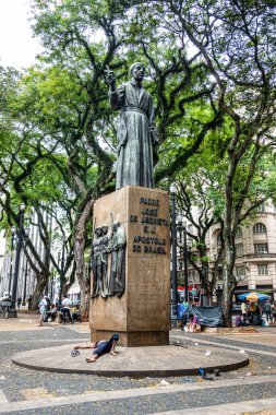 Sao Paulo, Brezilya - 04 Aralık 2023: Heykeltıraş Murilo Sa Toledo tarafından yapılan Havari Paul heykeli. Bu çalışma Brezilya 'da Sao Paulo şehir merkezindeki Se Meydanı' ndaki Se Katedrali 'nin önünde yer almaktadır.