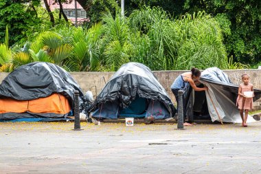 Sao Paulo, Brezilya - 04 Aralık 2023: Sao Bento Manastırı önünde evsiz insanlar, Mosteiro de Sao Bento Meydanı, Brezilya şehir merkezi Sao Paulo