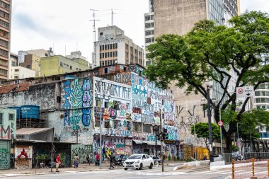 Sao Paulo, Brezilya - 4 Aralık 2023: Brezilya 'nın tarihi Sao Paulo kentindeki Koloni binaları ve gökdelenler