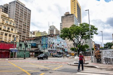 Sao Paulo, Brezilya - 4 Aralık 2023: Brezilya 'nın tarihi Sao Paulo kentindeki Koloni binaları ve gökdelenler
