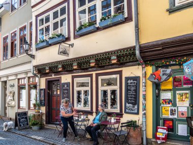 Erfurt, Almanya - 13 Mayıs 2023: Merchants Bridge, Kraemerbruecke, Erfurt, Almanya. 1325 yılında inşa edilmiş. Alpler 'in kuzeyinde tamamen evlerle inşa edilmiş tek köprü.