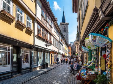 Erfurt, Almanya - 13 Mayıs 2023: Merchants Bridge, Kraemerbruecke, Erfurt, Almanya. 1325 yılında inşa edilmiş. Alpler 'in kuzeyinde tamamen evlerle inşa edilmiş tek köprü.