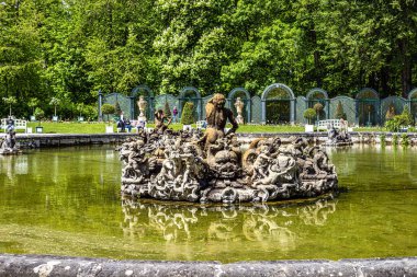 Bayreuth, Almanya - 18 Mayıs 2023: Fıskiye New Palace 'da, Neues Schloss tarihi Hermitage parkında, Eremitage Bayreuth, Bavyera, Yukarı Franconia, Almanya