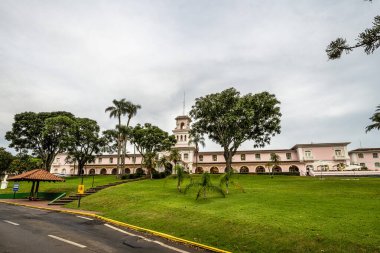 Iguazu, Brezilya - 08 Aralık 2023: Brezilya 'da Iguazu Şelalesi' nin yanındaki yeşil yağmur ormanlarındaki Belmond Hotel das Cataratas