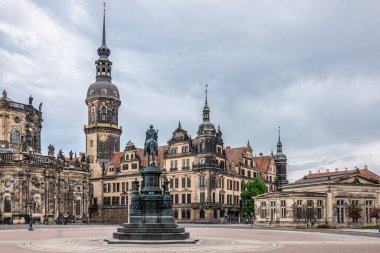 Dresden Şatosu ve Yeşil Kasa tarihi Dresden, Saksonya, Almanya 'da. Müze, Avrupa 'nın en büyük hazine koleksiyonunu barındıran eşsiz bir tarihi müzedir..