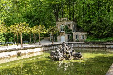 Low Grotto Parkı 'ndaki Çeşme Tarihi Hermitage parkında, Eremitage Bayreuth, Bavyera, Yukarı Franconia, Almanya
