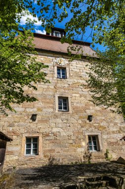 Almanya 'nın Yukarı Franconia bölgesindeki Bayreuth, Bavyera' daki Tarihi Hermitage parkında su kulesi