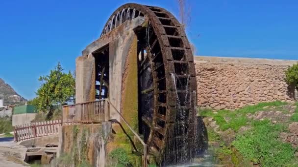 古代アラビア語のミル スペインヨーロッパのムルシア地方のアバラ村の水ノルア ノリア ガルシア — ストック動画