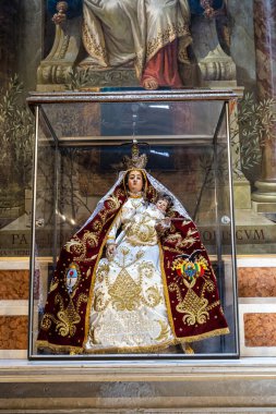 Buenos Aires, Arjantin - 13 Aralık 2023: Buenos Aires Katedrali 'nin İçi, Arjantin. Burası Mayo Meydanı, Buenos Aires 'in ana eğlence mekanı.