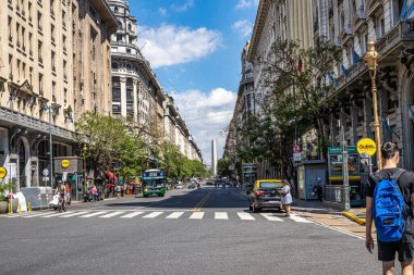 Buenos Aires, Arjantin - 13 Aralık 2023: Avenida Presidente Roque Saenz Pena ve Buenos Aires Subte Katedral metro istasyonu