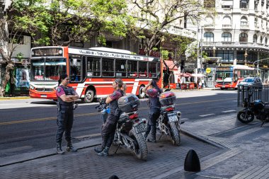 Buenos Aires, Arjantin - 13 Aralık 2023: Avenida Başkan Yardımcısı Roque Saenz Pena ve Buenos Aires 'teki Subte Katedral metro istasyonu