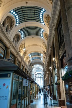 Buenos Aires, Arjantin - 13 Aralık 2023: Galeria Guemes, Guemes Galerisi, Buenos Aires, Arjantin 'in merkezinde Avrupa Sanat Nouveau' dan etkilenen bir mimari alışveriş merkezi