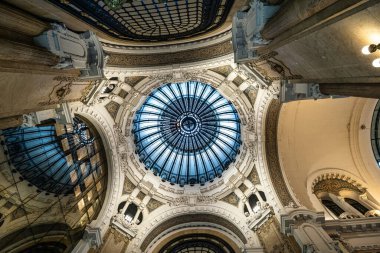 Buenos Aires, Arjantin - 13 Aralık 2023: Galeria Guemes, Guemes Galerisi, Buenos Aires, Arjantin 'in merkezinde Avrupa Sanat Nouveau' dan etkilenen bir mimari alışveriş merkezi