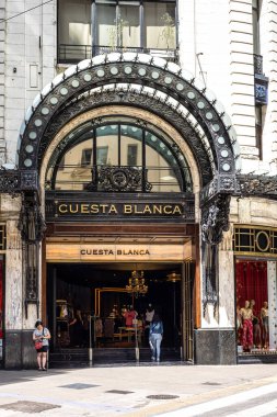 Buenos Aires, Arjantin - 13 Aralık 2023: Cuesta Blanca Store by Botner Pecina Arquitectos Florida Caddesi, Buenos Aires, Arjantin