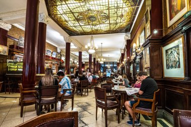 Buenos Aires, Arjantin - 13 Aralık 2023: Avenida de Mayo 'daki Cafe Tortoni Monserrat' ın başkenti Buenos Aires, Arjantin