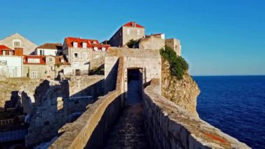 Hırvatistan 'ın Dubrovnik kentinde, Adriyatik Denizi' nin Dalmaçya kıyısındaki antik ve savunmacı şehir duvarında yürüyün.