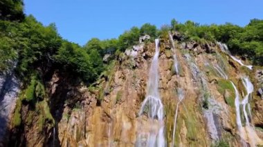 Hırvatistan 'ın Plitvice Gölleri Ulusal Parkı' nda turkuaz suyla şelalenin görkemli manzarası. Avrupa. Hırvatistan 'ın en eski ve en büyük ulusal parklarından biri. UNESCO Dünya Mirası