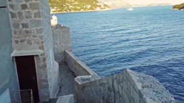 Hırvatistan 'ın Dubrovnik kentinde, Adriyatik Denizi' nin Dalmaçya kıyısındaki antik ve savunmacı şehir duvarında yürüyün.
