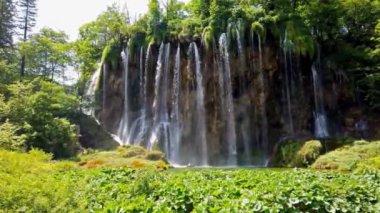 Hırvatistan 'ın Plitvice Gölleri Ulusal Parkı' nda turkuaz suyla şelalenin görkemli manzarası. Avrupa. Hırvatistan 'ın en eski ve en büyük ulusal parklarından biri. UNESCO Dünya Mirası