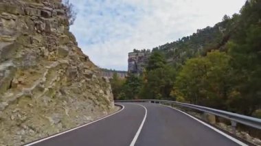 Hoz de Beteta, Cuenca, Castilla la la Mancha, İspanya 'daki Tobar' ın geniş lagünündeki karistik uçurumlar boyunca sürerken Cuenca 'nın sıradağlarının manzaraları