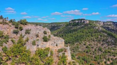 Valdecabras köyündeki dağ manzaraları, Serrania de Cuenca, İspanya, ona sihirli ve gizemli bir dokunuş veren şaşırtıcı kaya şekilleriyle.
