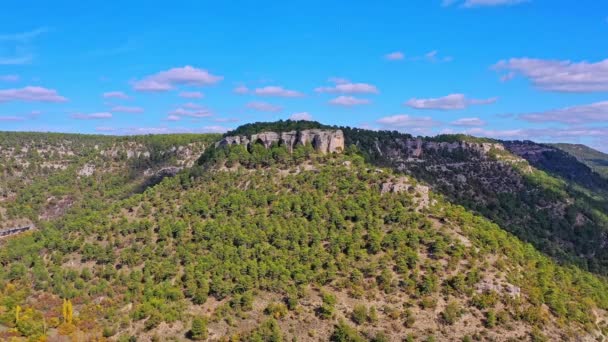 村の山の風景Valdecabas Serrania Cuenca スペイン 驚くべき岩の形をした それは魔法と神秘的なタッチを与える — ストック動画