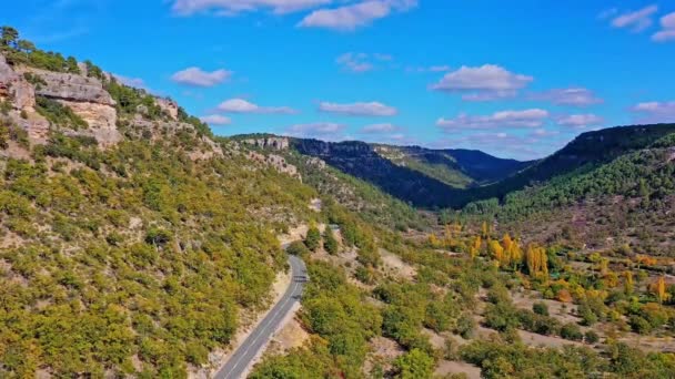 Горные Пейзажи Деревне Вальдекабра Серрания Куэнка Испания Удивительными Скальными Формами — стоковое видео