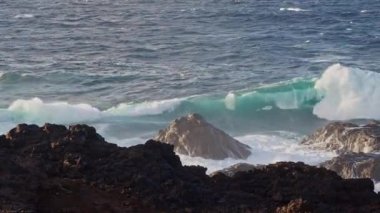 Gran Canaria, kuzey kıyısı, Punta Sardina Burnu 'nun çevresi, güçlü köpüklü okyanus dalgaları kıyı boyunca kırılıyor. Gran Kanaryası, Kanarya Adaları, İspanya