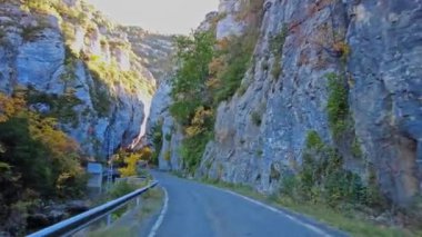 İspanya 'nın Navarre Özerk Topluluğu' ndaki Pireneler 'deki Salazar Nehri' nin Foz de Arbayun kanyonundan geçerek,