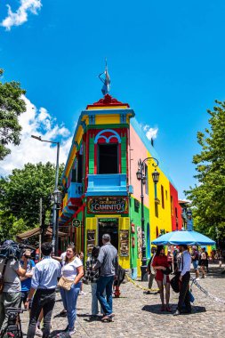 Buenos Aires, Arjantin - 16 Aralık 2023: Arjantin, Buenos Aires 'teki La Boca mahallesindeki Caminito caddesinde renkli binalar. Tango 'nun doğduğu liman bölgesiydi.