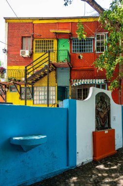 Buenos Aires, Arjantin - 16 Aralık 2023: Arjantin, Buenos Aires 'teki La Boca mahallesindeki Caminito caddesinde renkli binalar. Tango 'nun doğduğu liman bölgesiydi.