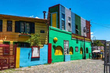 Buenos Aires, Arjantin - 16 Aralık 2023: Arjantin, Buenos Aires 'teki La Boca mahallesindeki Caminito caddesinde renkli binalar. Tango 'nun doğduğu liman bölgesiydi.