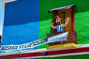 Buenos Aires, Arjantin - 16 Aralık 2023: Arjantin, Buenos Aires 'teki La Boca mahallesindeki Caminito caddesinde renkli binalar. Tango 'nun doğduğu liman bölgesiydi.