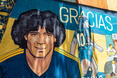Buenos Aires, Arjantin - 16 Aralık 2023: Diego maradona duvar yazısı La Bombonera futbol stadyumu, Boca Juniors La Boca, Buenos Aires, Arjantin
