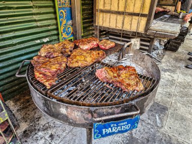 Buenos Aires, Arjantin - 16 Aralık 2023: Arjantin yemeği Parrillada Arjantin 'in Buenos Aires bölgesindeki La Boca mahallesinde servis edildi.