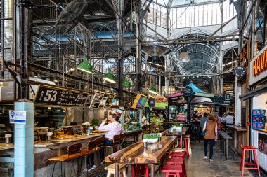 Buenos Aires, Arjantin - 16 Aralık 2023: Arjantin 'in başkenti Buenos Aires' teki ünlü San Telmo tarihi market gıda salonu.