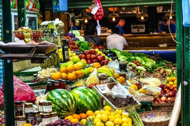 Buenos Aires, Arjantin - 16 Aralık 2023: Arjantin 'in başkenti Buenos Aires' teki ünlü San Telmo tarihi market gıda salonu.