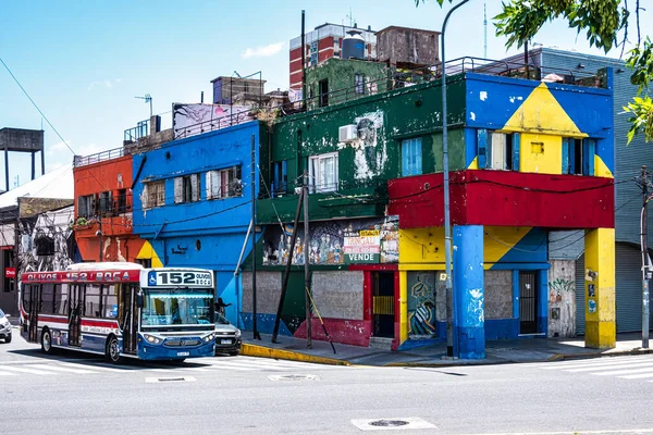 Buenos Aires, Arjantin - 16 Aralık 2023: Arjantin, Buenos Aires 'teki La Boca mahallesindeki Caminito caddesinde renkli binalar. Tango 'nun doğduğu liman bölgesiydi.