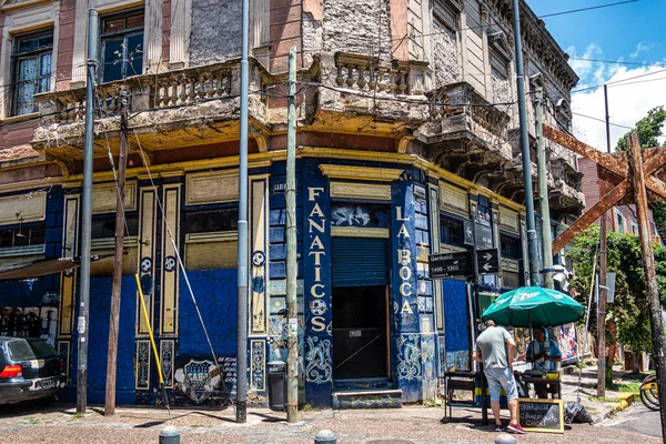 Buenos Aires, Arjantin - 16 Aralık 2023: Arjantin, Buenos Aires 'teki La Boca mahallesindeki Caminito caddesinde renkli binalar. Tango 'nun doğduğu liman bölgesiydi.