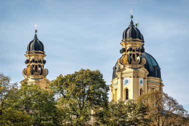 St. Cajetan Tiyatro Kilisesi 'nin sonbahar manzarası - Münih' teki bir Katolik kilisesi olan Theatinerkirche St. Kajetan, seçmen Ferdinand Maria ve eşi Savoy 'lu Henriette Adelaide tarafından kuruldu..