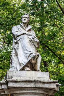 Justus Freiherr von Liebig Anıtı Almanya, Münih 'teki Maximiliansplatz Meydanı' nda. Alman bilim adamı tarımsal ve biyolojik kimyaya - bilime - katkıda bulundu..