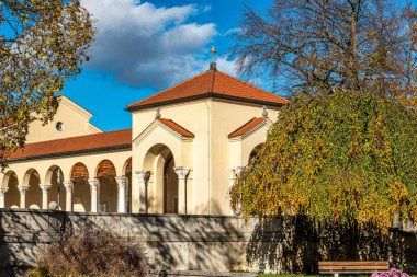 Münih, Almanya - Kasım 06, 2023: Nordfriedhof, Kuzey Mezarlığı 'nın sonbahar manzarası, 34.000 mezar yeri, Almanya' nın Münih kentindeki en büyük mezarlıklardan biridir..