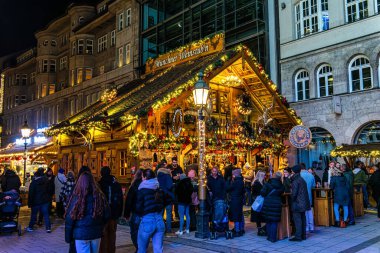 Münih, Almanya - 17 Aralık 2023: Münih, Bavyera, Almanya 'da Sendlinger caddesinde Noel pazarı