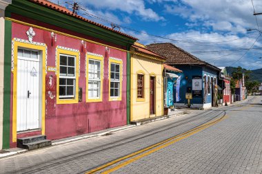 Ribeirao, Brezilya - 23 Aralık 2023: Ribeirao da Ilha, Florianopolis, Santa Catarina, Brezilya 'daki sömürge Portekiz mimarisinde eski renkli evler.