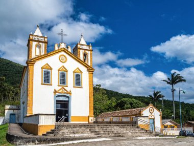 Ribeirao, Brezilya - 23 Aralık 2023: Nossa Senhora da Lapa Kilisesi, akorya mimarisi, tarihi miras, 1806 yılında Ribeirao da Ilha, Florianopolis, Santa Catarina, Brezilya 'da kuruldu.