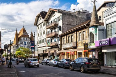 Blumenau, Brezilya - 26 Aralık 2023: XV de Novembro Caddesi, Blumenau, Santa Catarina, Brezilya 'da yarı keresteli Alman tarzı ev