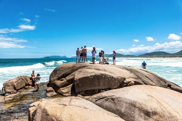 Florianopolis, Arjantin - 22 Aralık 2023: Florianopolis, Santa Catarina, Brezilya 'da taşlı ve kumullu Joaquina plajı. Praia da Joaquina Florianopolis 'te bir plajdır..