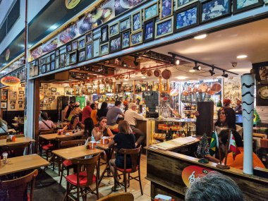 Florianopolis, Brezilya - 29 Aralık 2023: Florianopolis şehir merkezindeki Mercado Publico de Florianopolis adlı popüler pazar. Turistik Yer.