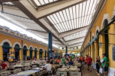 Florianopolis, Brezilya - 29 Aralık 2023: Florianopolis şehir merkezindeki Mercado Publico de Florianopolis adlı popüler pazar. Turistik Yer.