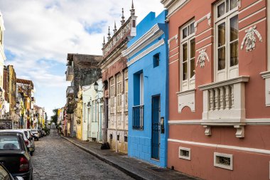 Salvador, Brezilya - 31 Aralık 2023: Brezilya 'nın Salvador da Bahia kentindeki Pelourinho ve Santo Antonio tarihi bölgesinde renkli koloni evleri.
